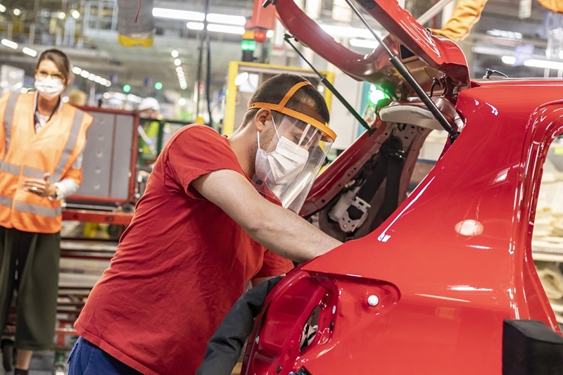 En pandemia Brasil supera a México en producción de autos